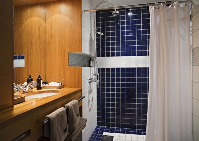 Helkaklat badrum med badrumsinredning i trä